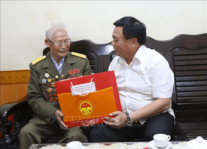 Giám đốc Học viện Chính trị quốc gia Hồ Chí Minh Nguyễn Xuân Thắng thăm, tặng quà gia đình chính sách tại Điện Biên