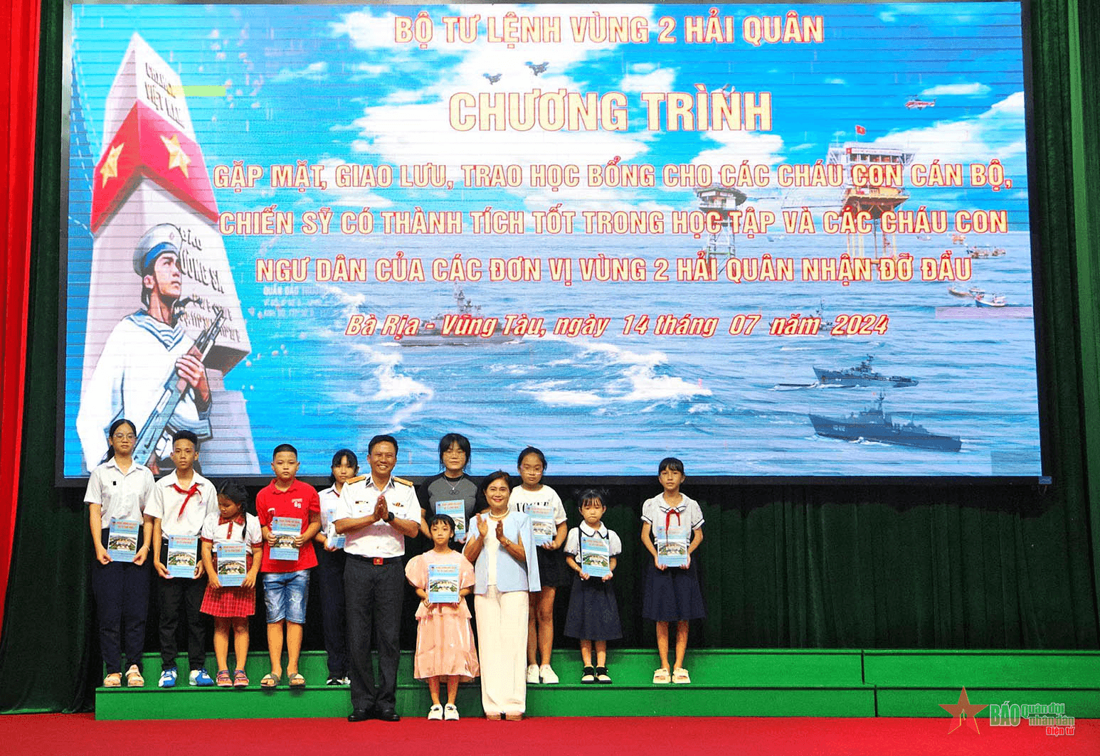 Trao học bổng cho con cán bộ, chiến sĩ và con ngư dân được Vùng 2 Hải quân nhận đỡ đầu.