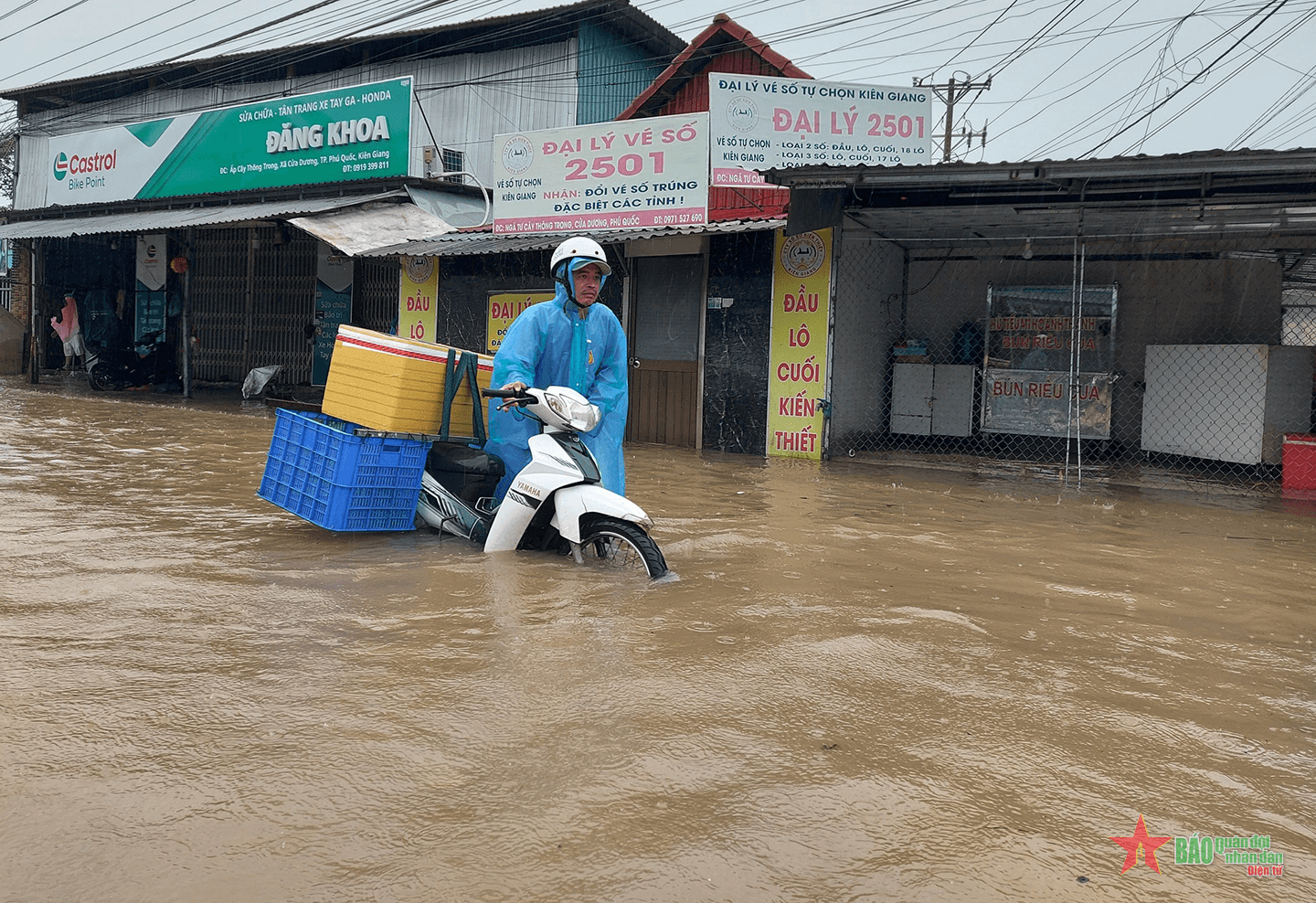 Phú Quốc: Người dân khổ sở vì nước ngập
