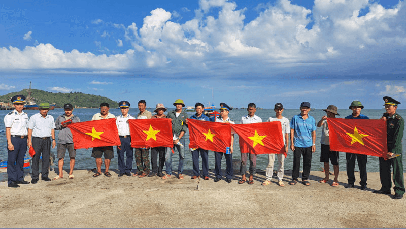 Cảnh sát biển đồng hành với ngư dân: Cùng ngư dân Quảng Trạch vững tin vươn khơi