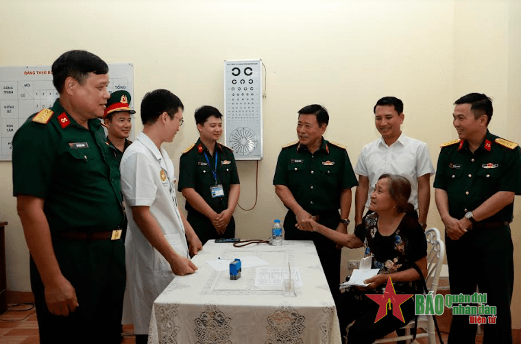Các cơ quan, đơn vị Binh chủng Công binh khám sức khỏe cho đối tượng chính sách