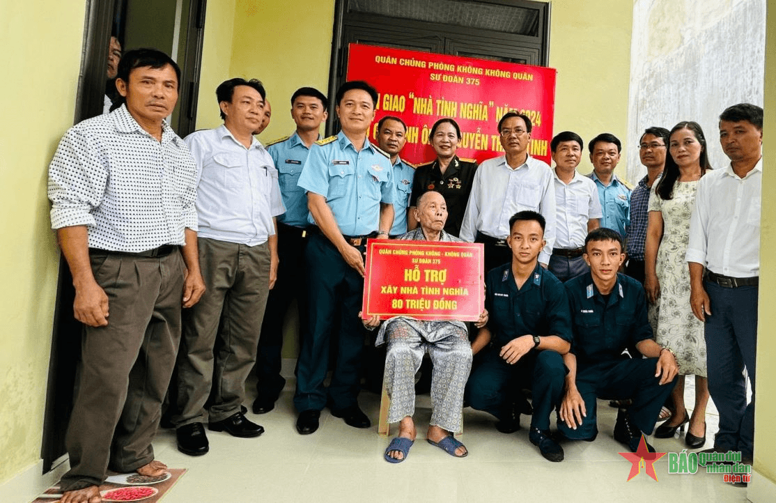 Trao nhà tình nghĩa tặng 2 gia đình chính sách ở Quảng Trị