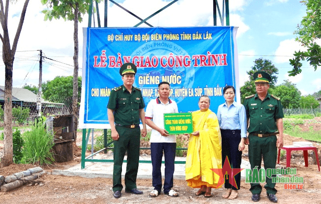 Bộ đội Biên phòng tỉnh Đắk Lắk: Bàn giao công trình giếng nước tặng nhân dân vùng biên giới