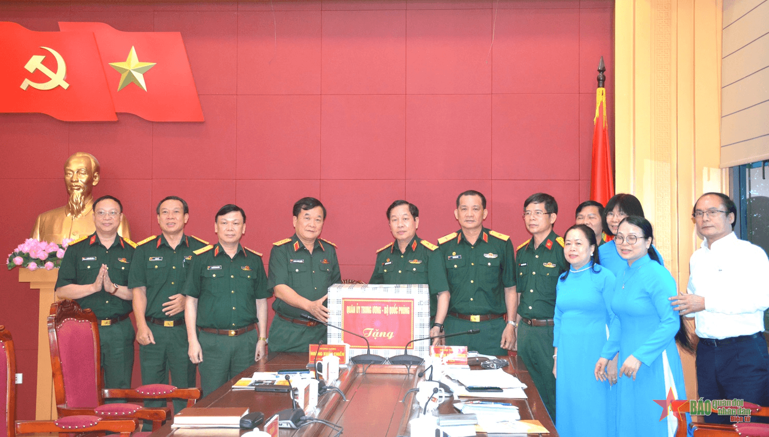 Thượng tướng Hoàng Xuân Chiến thăm, tặng quà Hội Nạn nhân chất độc da cam/dioxin Việt Nam