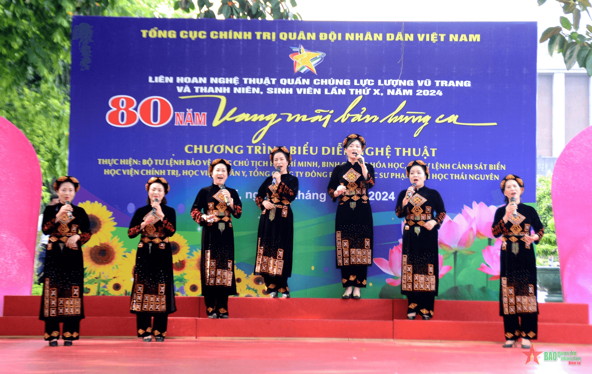 Công diễn các tiết mục tham gia hội diễn nghệ thuật quần chúng lực lượng vũ trang
