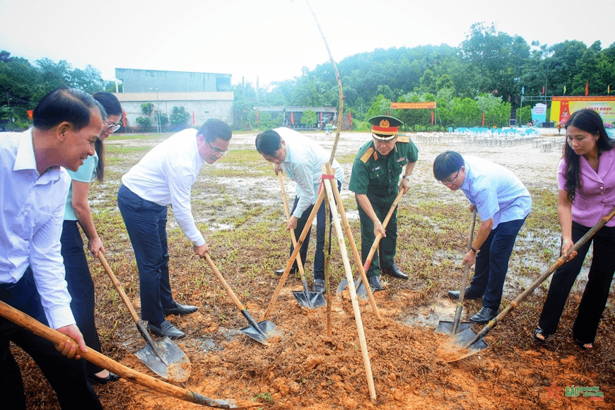 Cán bộ, chiến sĩ Trung đoàn 98 chung tay cùng nhân dân huyện Đoan Hùng xây dựng nông thôn mới