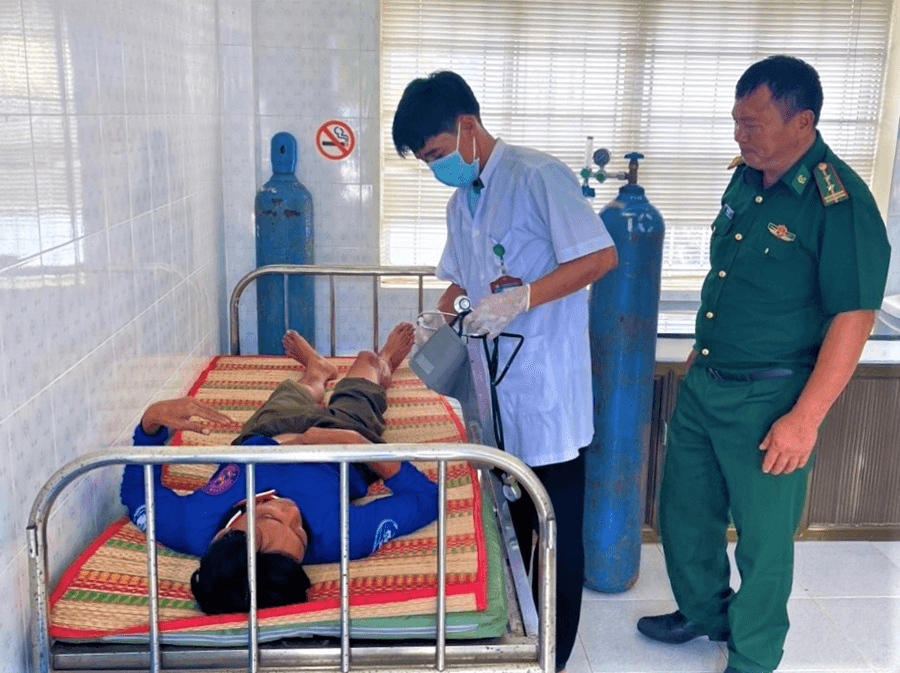 Tiếp nhận, chăm sóc y tế 5 ngư dân bị nạn trên vùng biển Côn Đảo