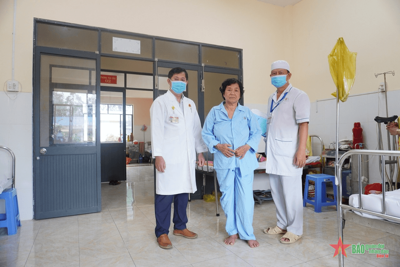 Quân khu 9: Phẫu thuật thành công ca mổ thay khớp gối thoái hóa nặng