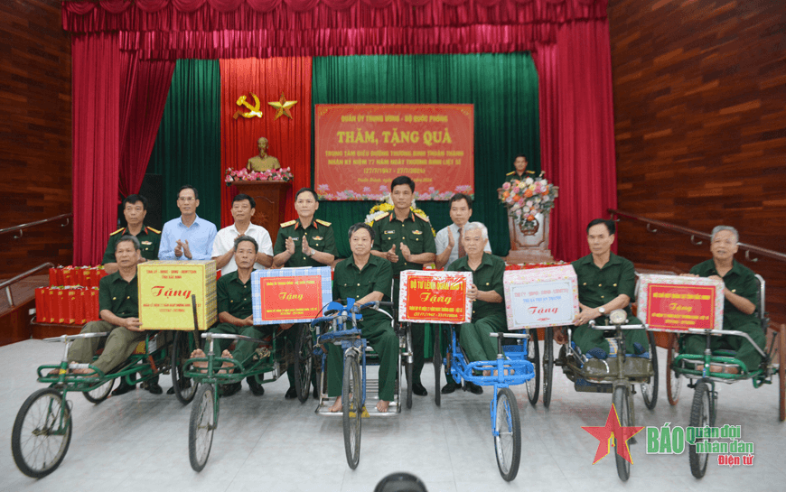 Trung tướng Phạm Trường Sơn thăm, tặng quà Trung tâm Điều dưỡng thương binh Thuận Thành