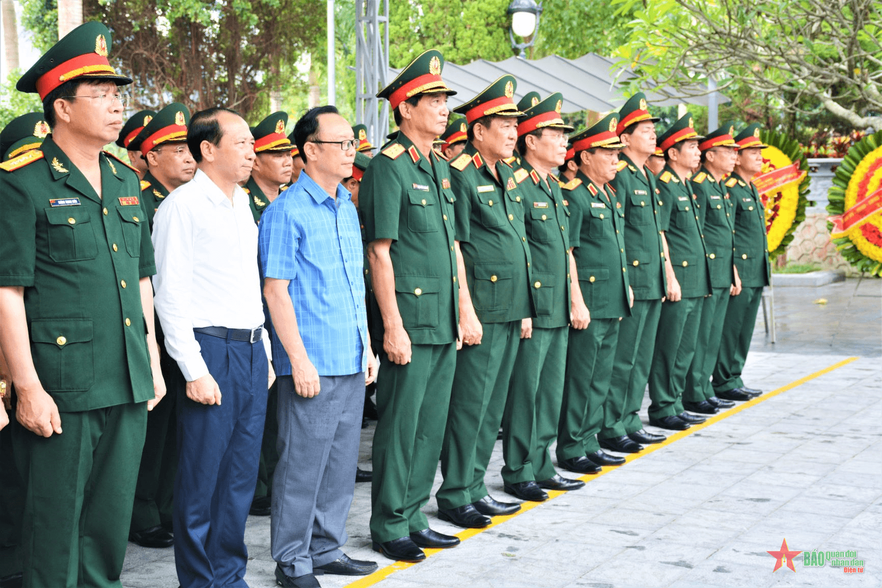 Thượng tướng Võ Minh Lương viếng Nghĩa trang Liệt sĩ quốc gia Vị Xuyên