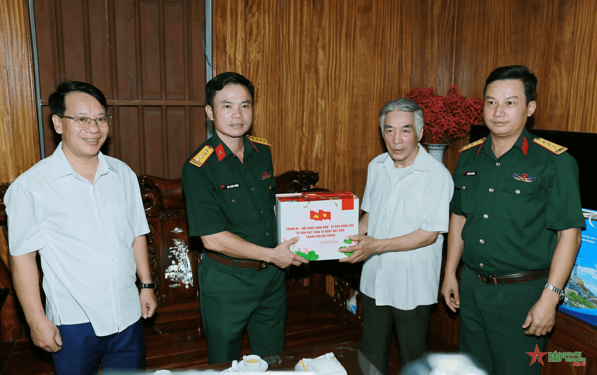 Bộ CHQS TP Hải Phòng tặng quà gia đình chính sách, người có công với cách mạng
