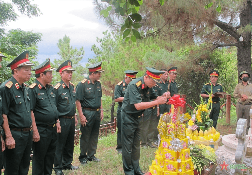 Đoàn công tác Binh chủng Đặc công dâng hương viếng mộ Đại tướng Võ Nguyên Giáp
