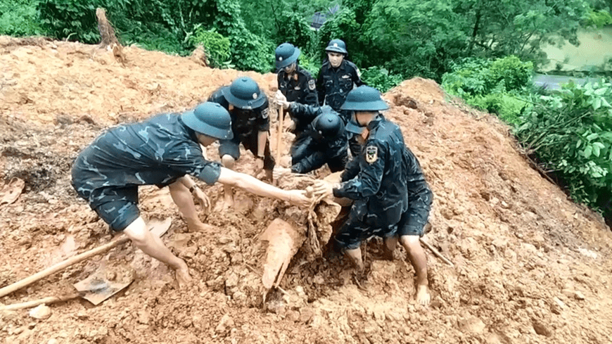 Bộ trưởng Bộ Quốc phòng tặng Bằng khen đột xuất 1 tập thể và 3 cá nhân
