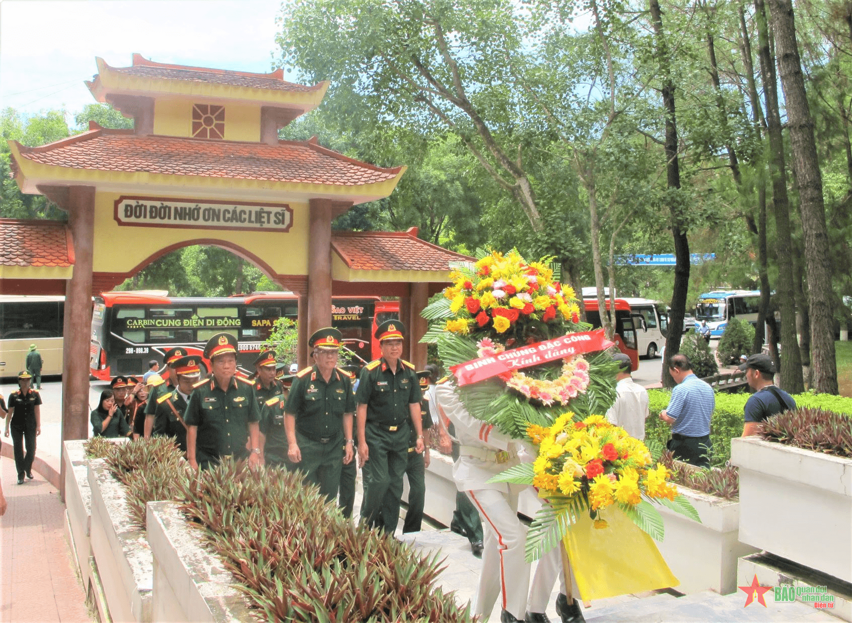 Đoàn công tác Binh chủng Đặc công dâng hương tại Ngã ba Đồng Lộc