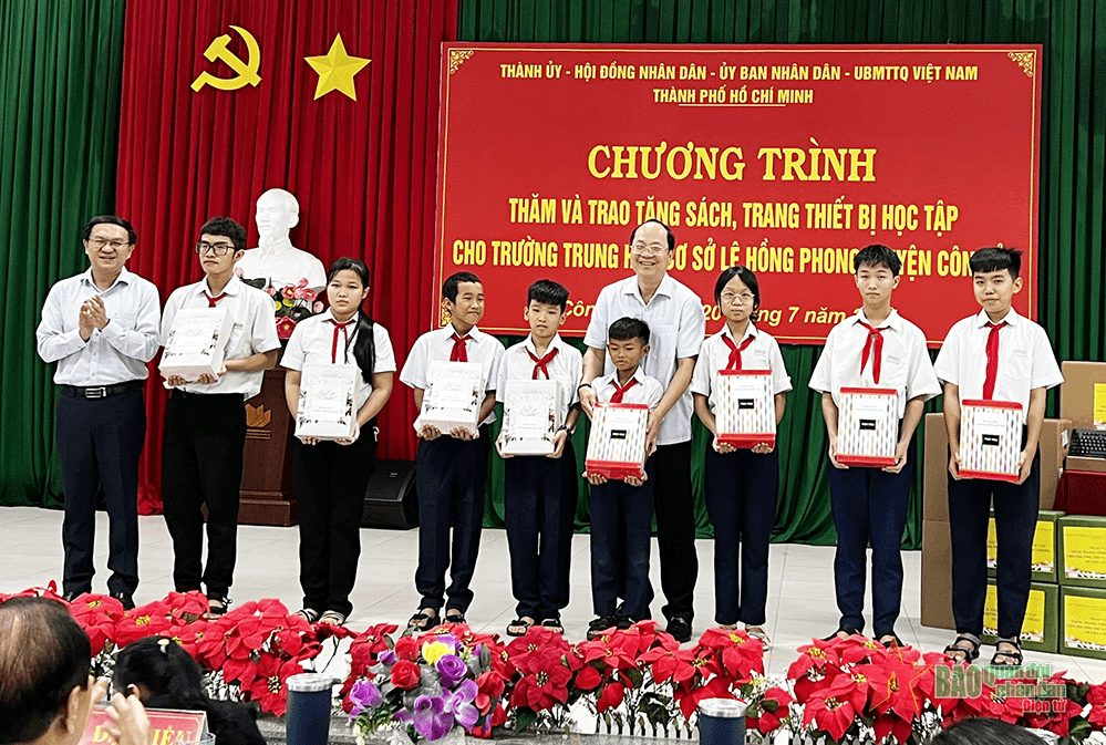 TP Hồ Chí Minh tặng sách, thiết bị học tập cho học sinh và tri ân gia đình chính sách tại Côn Đảo
