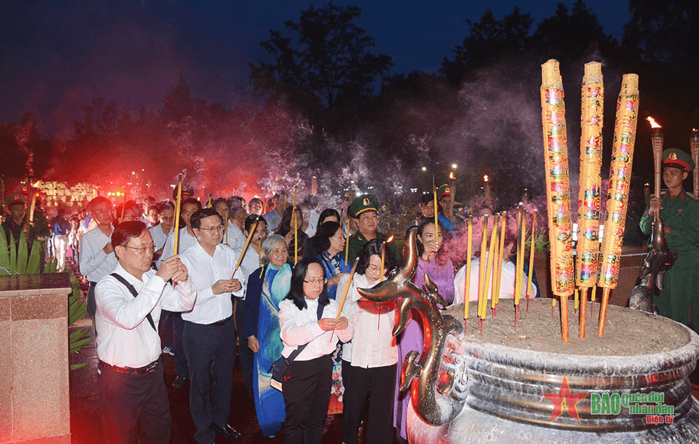 Dâng hương, thắp nến tri ân tại Côn Đảo