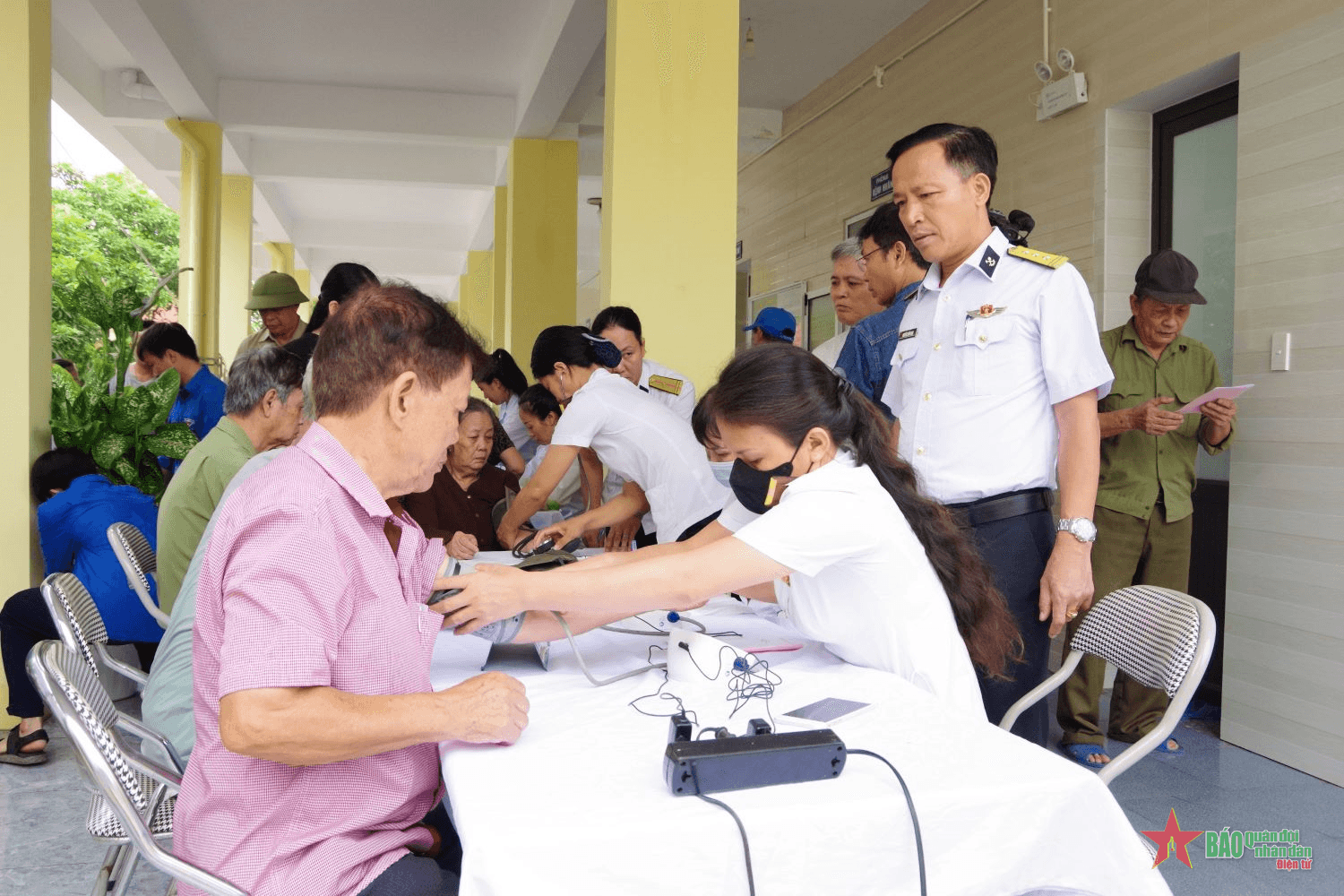 Lữ đoàn 131 Hải quân: Khám bệnh, cấp thuốc miễn phí, tặng quà gia đình chính sách