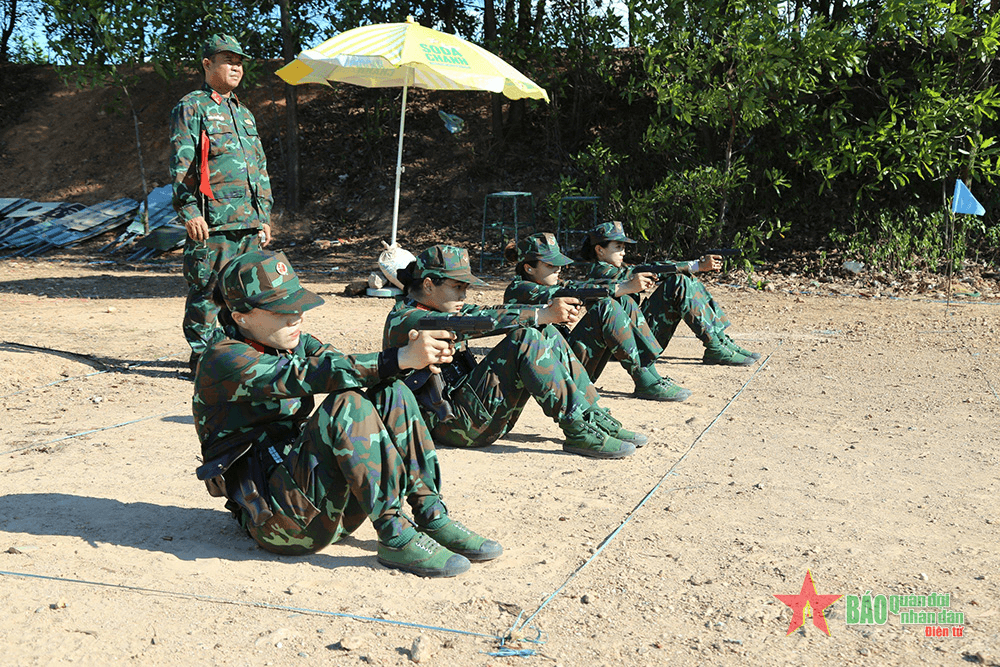 “Bóng hồng” nơi thao trường bắn súng