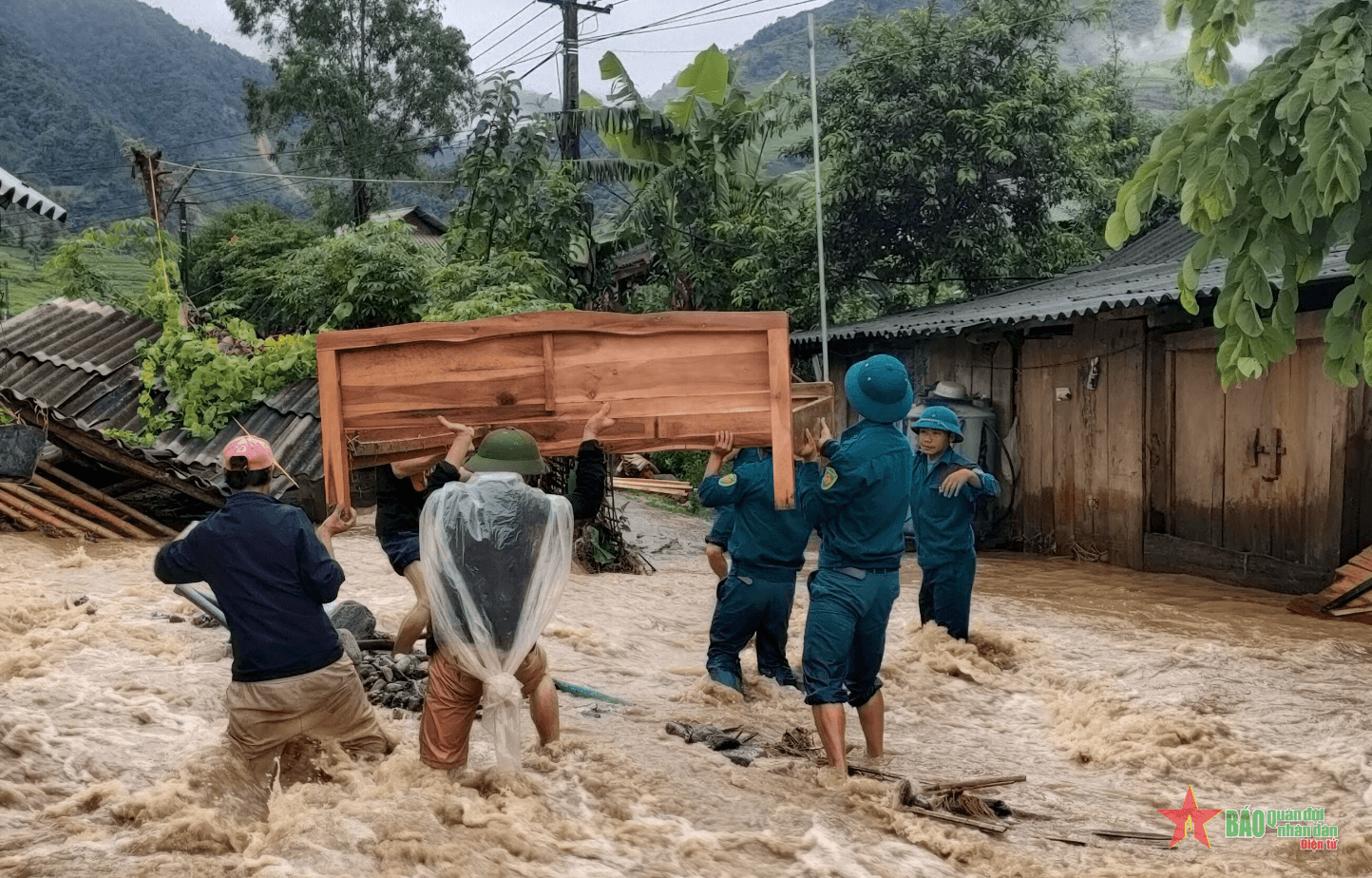 100 cán bộ, chiến sĩ lực lượng vũ trang huyện Mù Cang Chải giúp dân khắc phục hậu quả mưa lũ