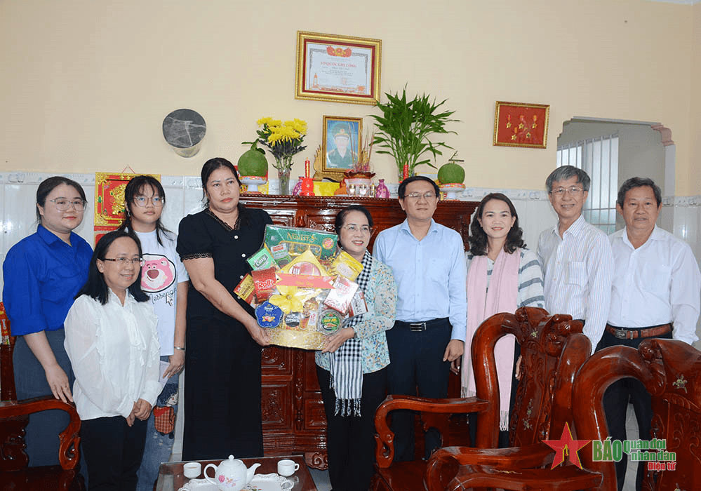 TP Hồ Chí Minh thăm, tặng quà gia đình chính sách tại Côn Đảo