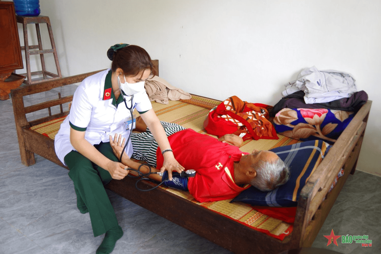 Bệnh viện Quân y 87 khám bệnh, cấp thuốc miễn phí cho hơn 350 người dân