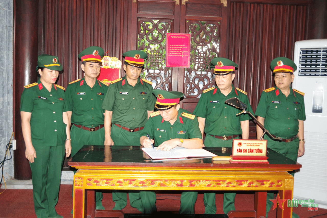 Bộ CHQS tỉnh Tuyên Quang: Dâng hương tưởng nhớ Chủ tịch Hồ Chí Minh và các Anh hùng liệt sĩ