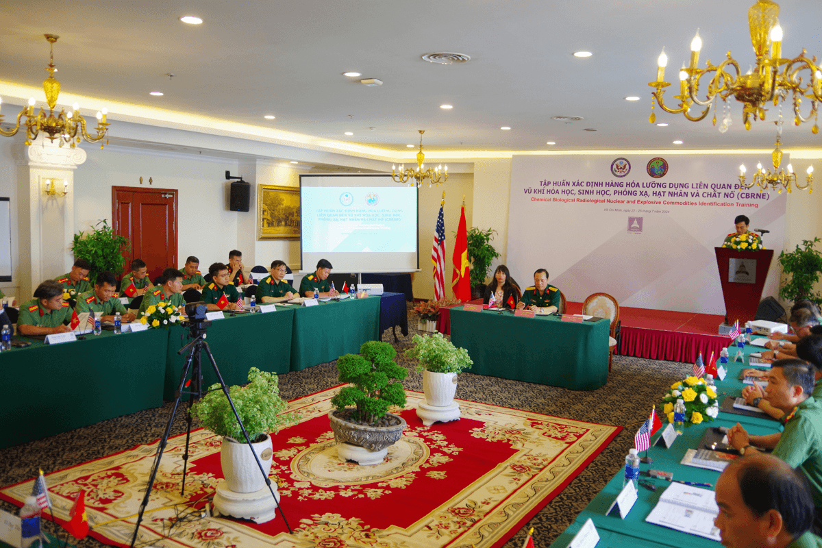 Tập huấn xác định hàng hóa liên quan đến vũ khí hóa học, sinh học, phóng xạ, hạt nhân và chất nổ