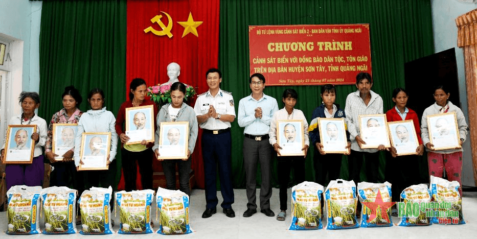 Vùng Cảnh sát biển 2 hướng về đối tượng người có công và đồng bào dân tộc, tôn giáo