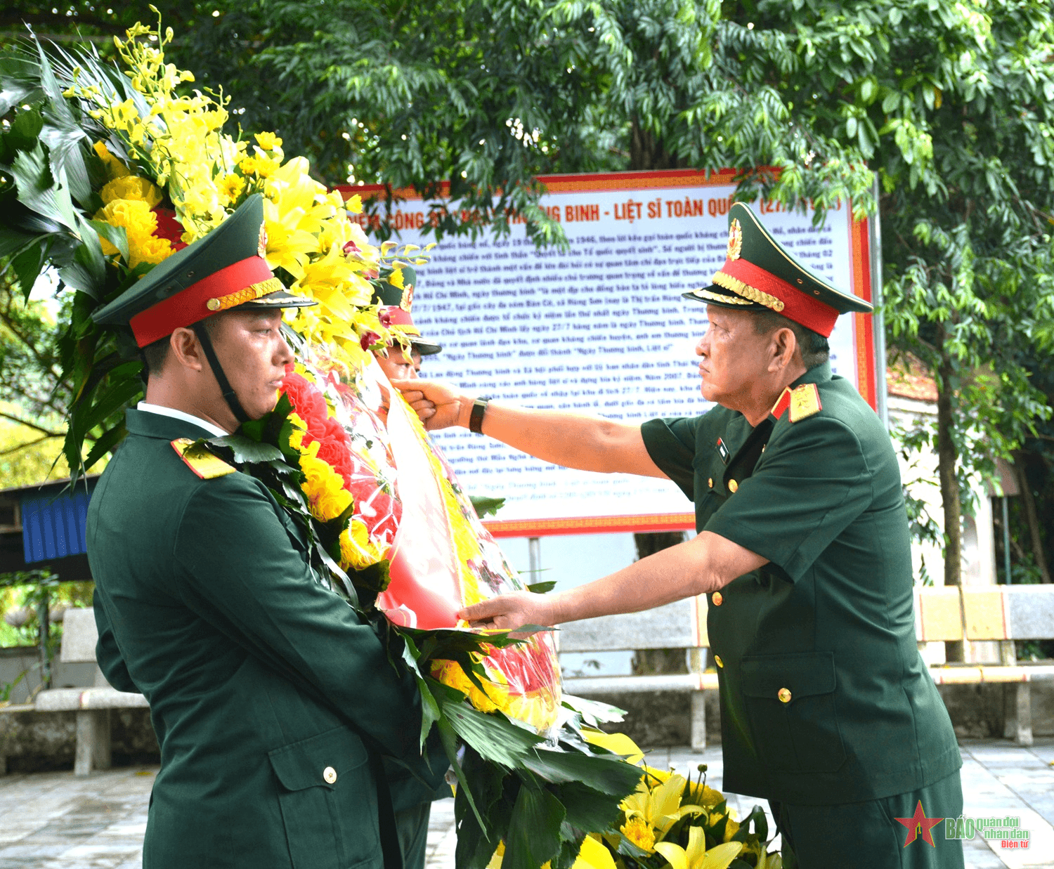Thượng tướng Võ Minh Lương dâng hương tại Khu di tích lịch sử Quốc gia 27-7