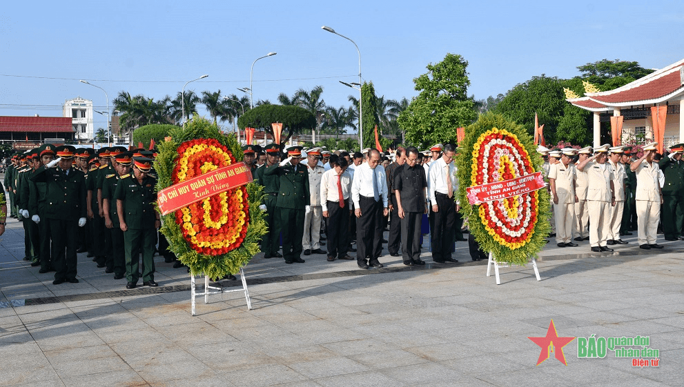 Tỉnh An Giang viếng nghĩa trang liệt sĩ nhân kỷ niệm 77 năm Ngày Thương binh-Liệt sĩ