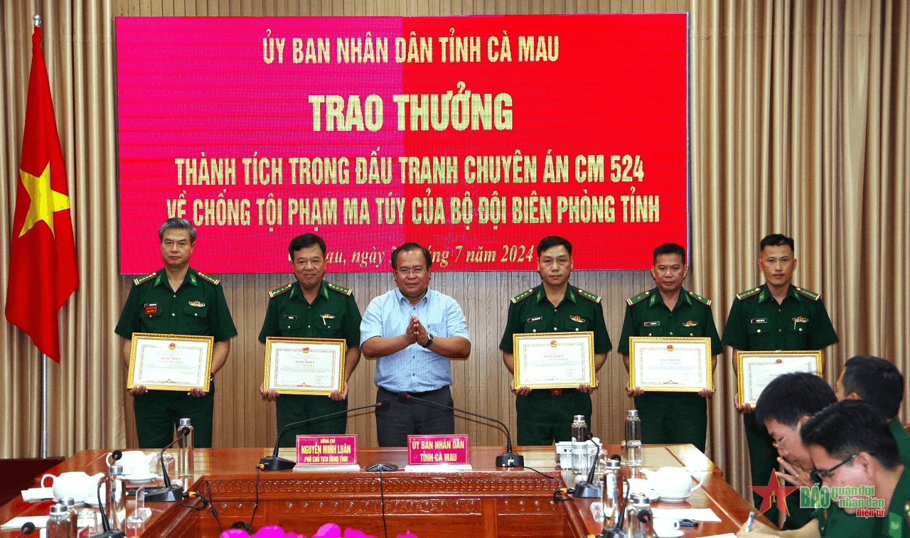 Cà Mau: Trao bằng khen tặng bộ đội biên phòng trong đấu tranh với tội phạm ma túy