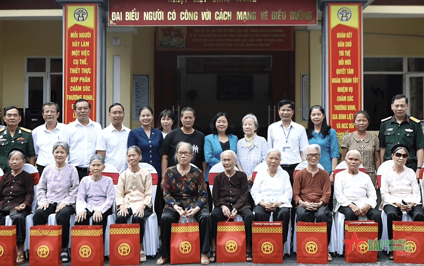 Bí thư Thành ủy Bùi Thị Minh Hoài thăm, tặng quà Trung tâm Điều dưỡng người có công số II Hà Nội