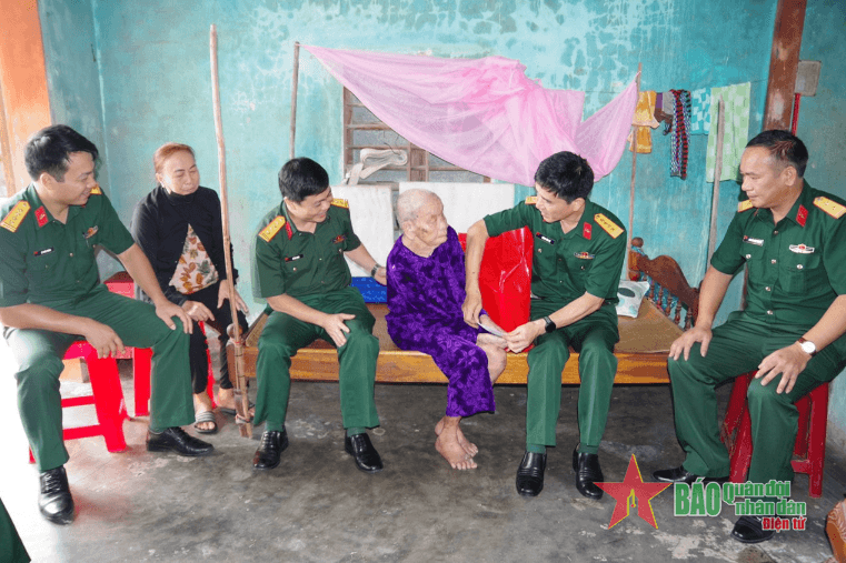Tháng Bảy về bên những Bà mẹ Việt Nam anh hùng