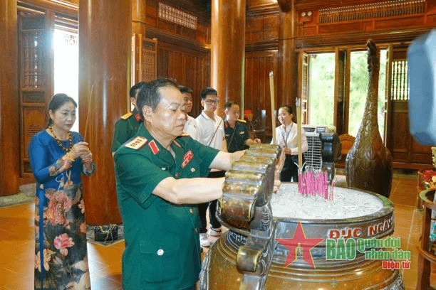 Đại tướng Đỗ Bá Tỵ dâng hoa, dâng hương các Anh hùng liệt sĩ