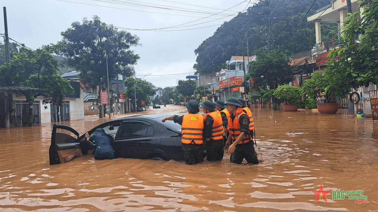 Hơn 200 cán bộ, chiến sĩ lực lượng vũ trang tỉnh Sơn La giúp dân khắc phục hậu quả ngập lụt