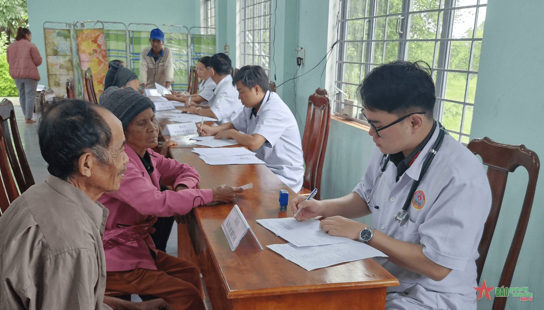 Binh đoàn 15: Khám bệnh, cấp thuốc miễn phí cho hơn 500 người dân

​