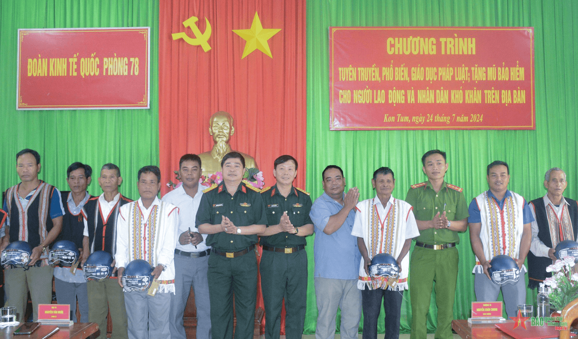 Đoàn Kinh tế - Quốc phòng 78: Trao 446 suất quà và 401 chiếc mũ bảo hiểm tặng người lao động, già làng, người có uy tín