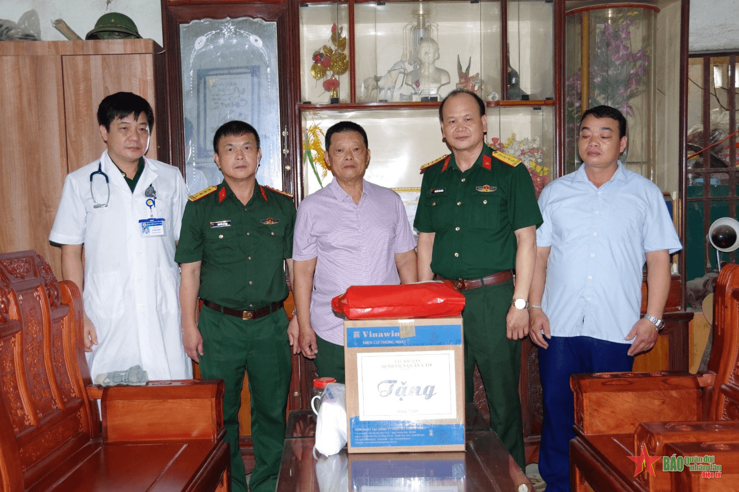 Ban Quân dân y Quân khu 1 khám bệnh, cấp thuốc, trao quà tặng gia đình chính sách
