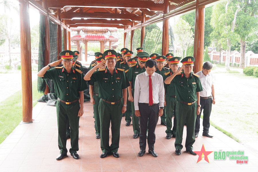 Bộ Chỉ huy Quân sự tỉnh Thừa Thiên Huế dâng hương tưởng niệm Đại tướng Lê Đức Anh