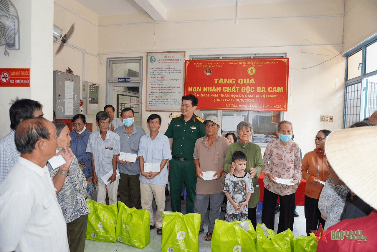 Thăm hỏi, tặng quà cho nạn nhân chất độc da cam tỉnh Tiền Giang




​
