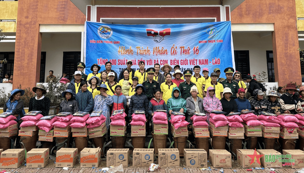 400 suất quà tặng nhân dân các bản biên giới nước bạn Lào và xã Ch’ Ơm, huyện Tây Giang