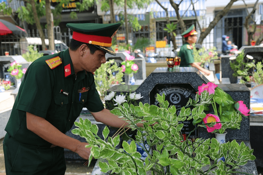 Bệnh viện Bỏng Quốc gia Lê Hữu Trác viếng nghĩa trang liệt sĩ tại các địa phương