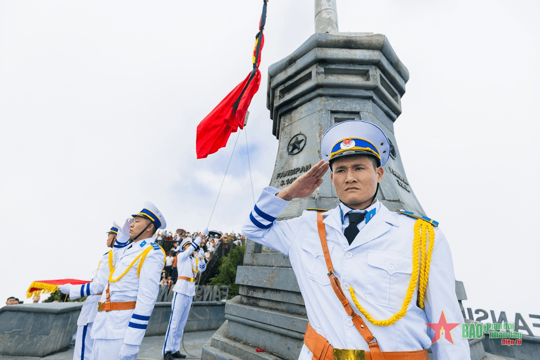 Đỉnh Fansipan thượng cờ rủ ngày Quốc tang