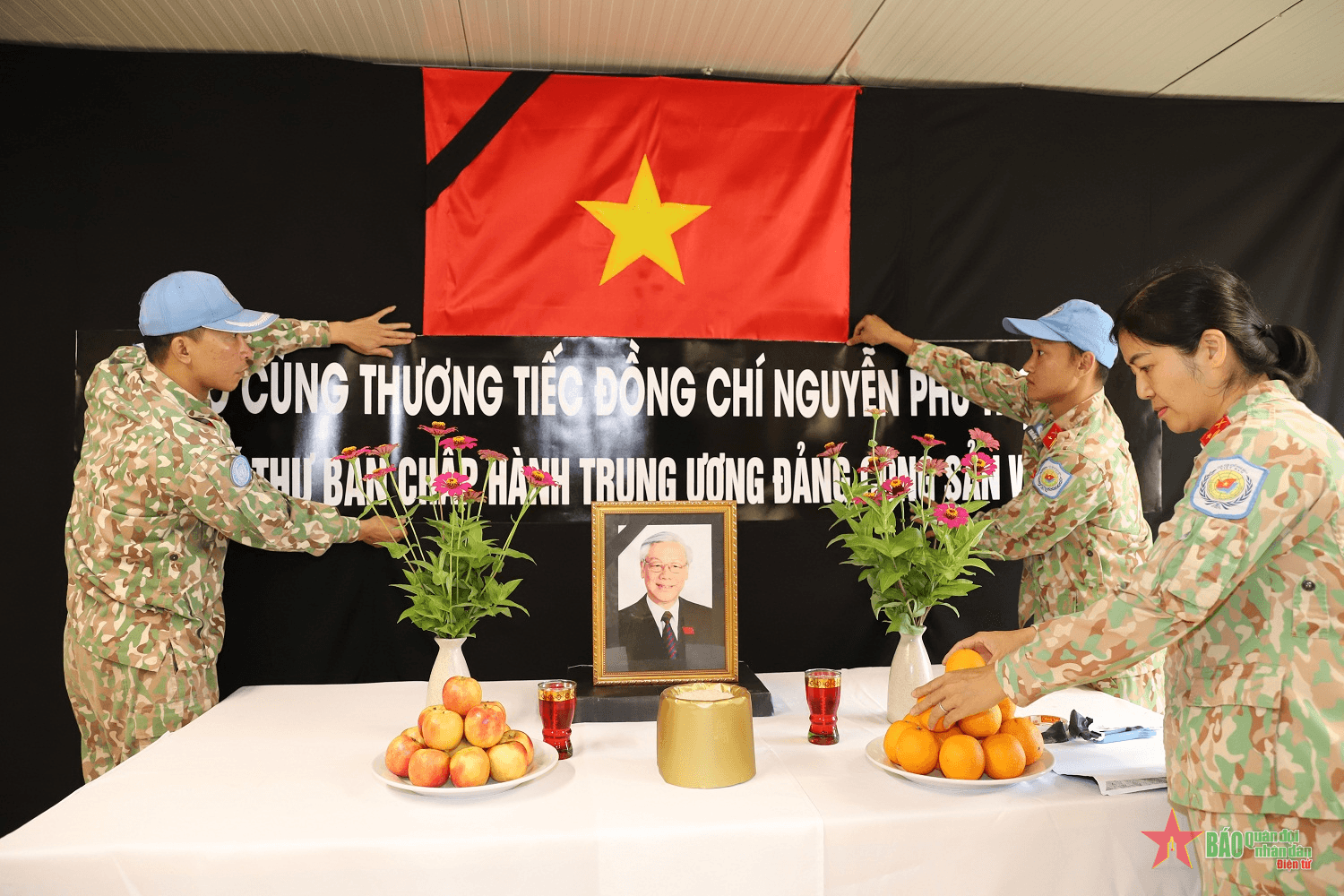 Lực lượng mũ nồi xanh Việt Nam treo cờ rủ, lập bàn thờ tưởng nhớ Tổng Bí thư Nguyễn Phú Trọng