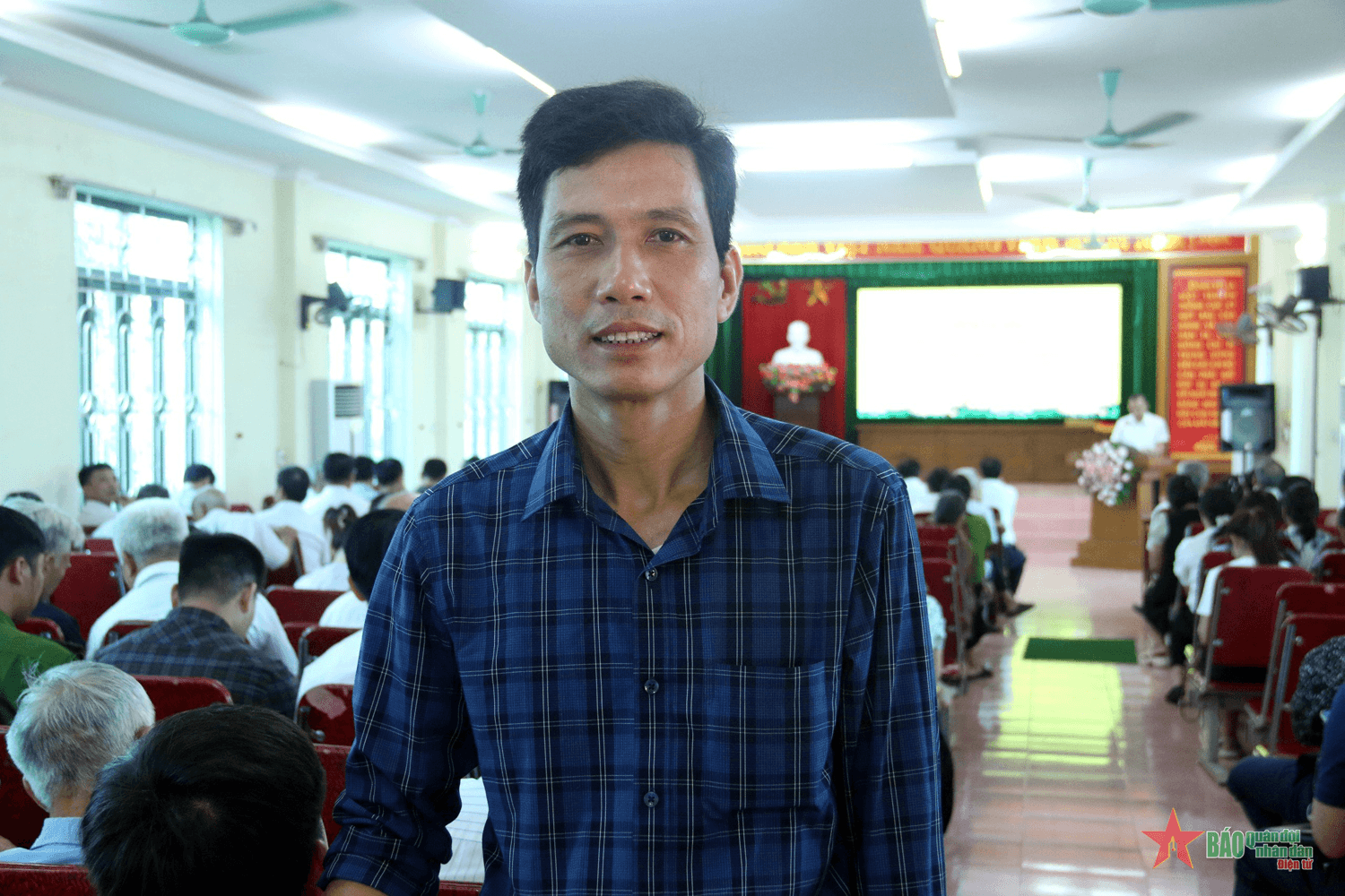 Người cán bộ cơ sở vẹn cả hai vai