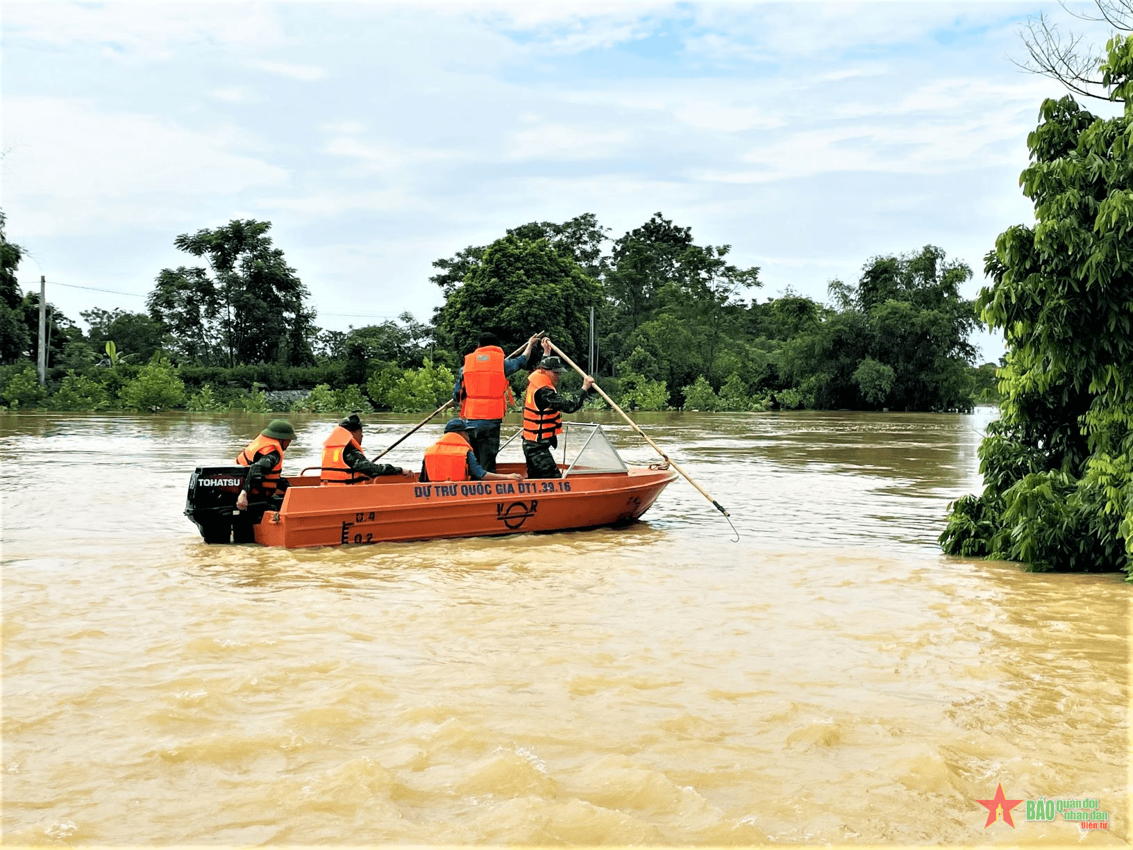 Lực lượng vũ trang Hà Nội đang tổ chức tìm kiếm người bị lũ cuốn trôi
