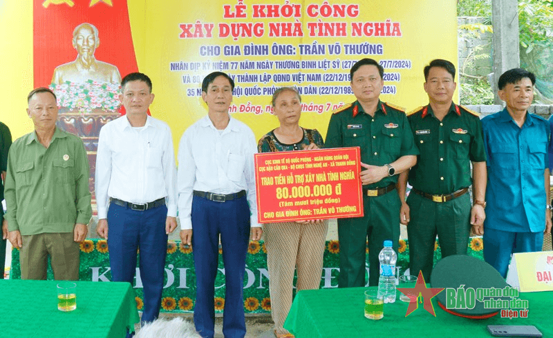 Bộ chỉ huy Quân sự tỉnh Nghệ An trao tặng kinh phí hỗ trợ xây dựng Nhà tình nghĩa tại huyện Thanh Chương