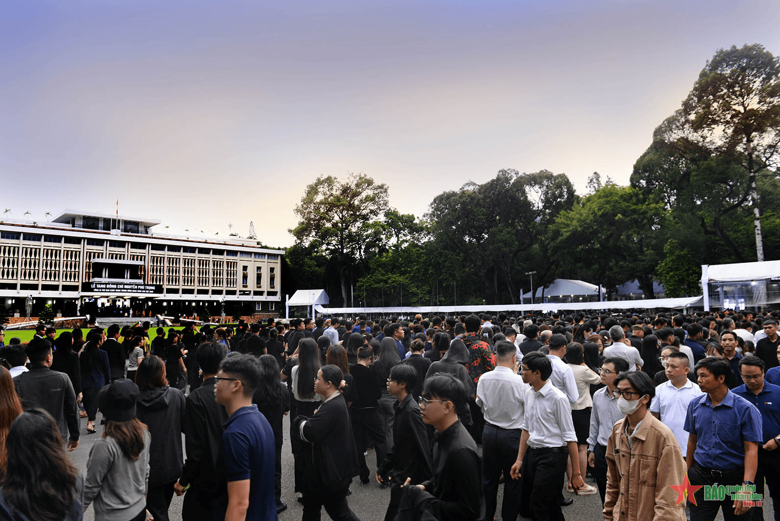 TP Hồ Chí Minh: Người dân xếp hàng dài viếng Tổng Bí thư Nguyễn Phú Trọng