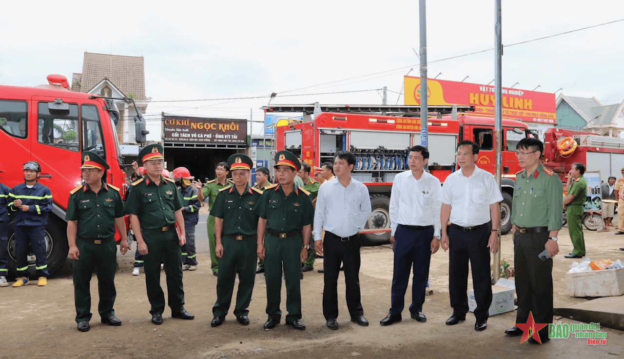 Bộ CHQS tỉnh Đắk Nông thăm hỏi các gia đình bị tai nạn tại Đắk Mil
