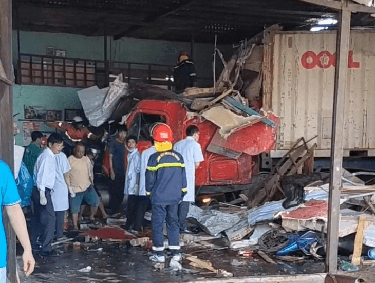 Đắk Nông: Xe container lao vào nhà dân, hai người tử vong tại chỗ
